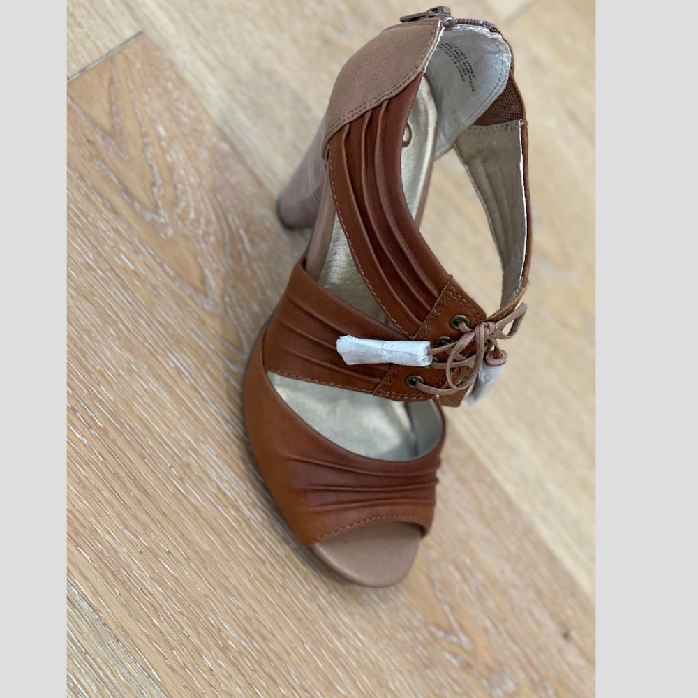 New with Box - Seychelles Solo II Whiskey Leather - Size 6